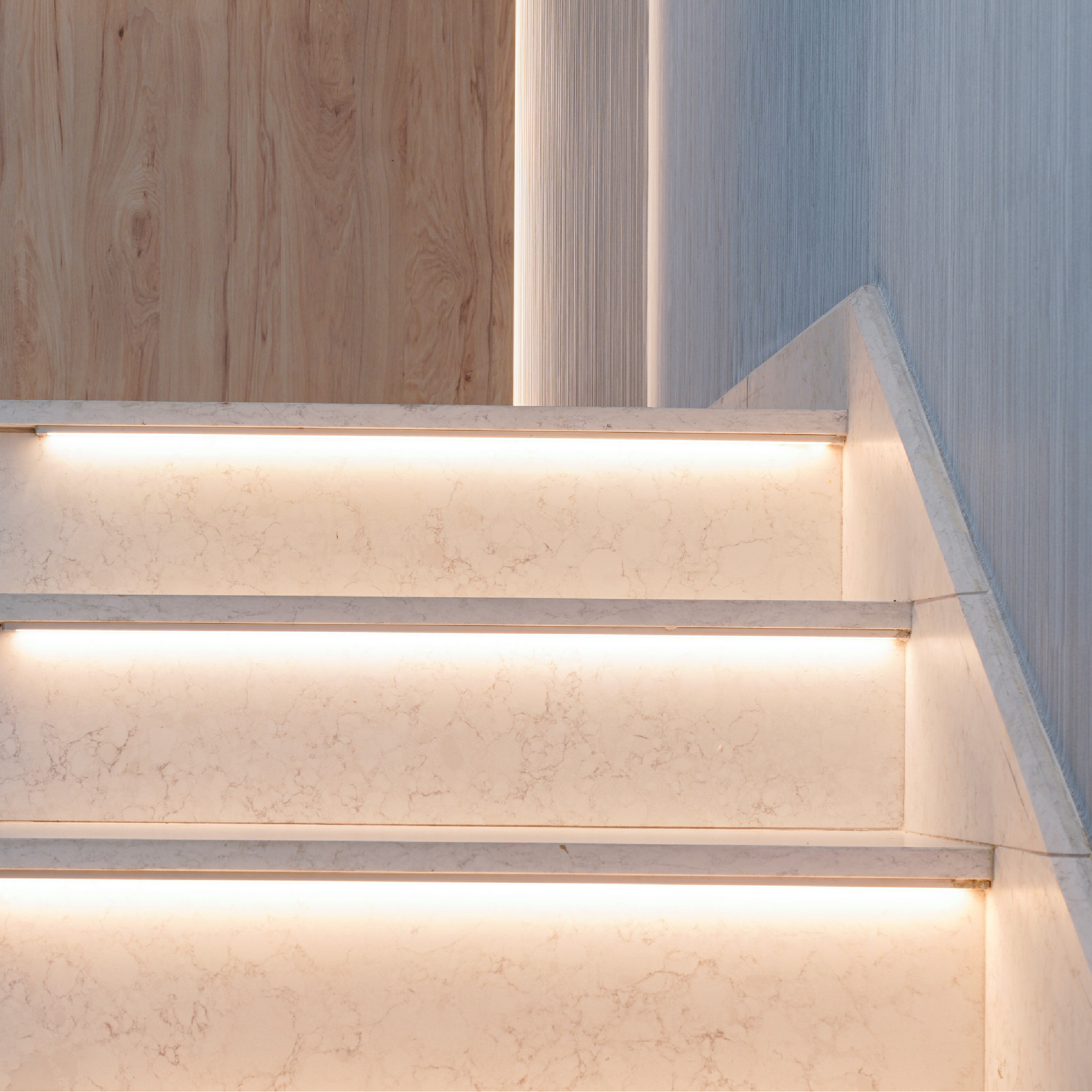 escalera-instalación-LED_interior_comunicación_iluminación-led