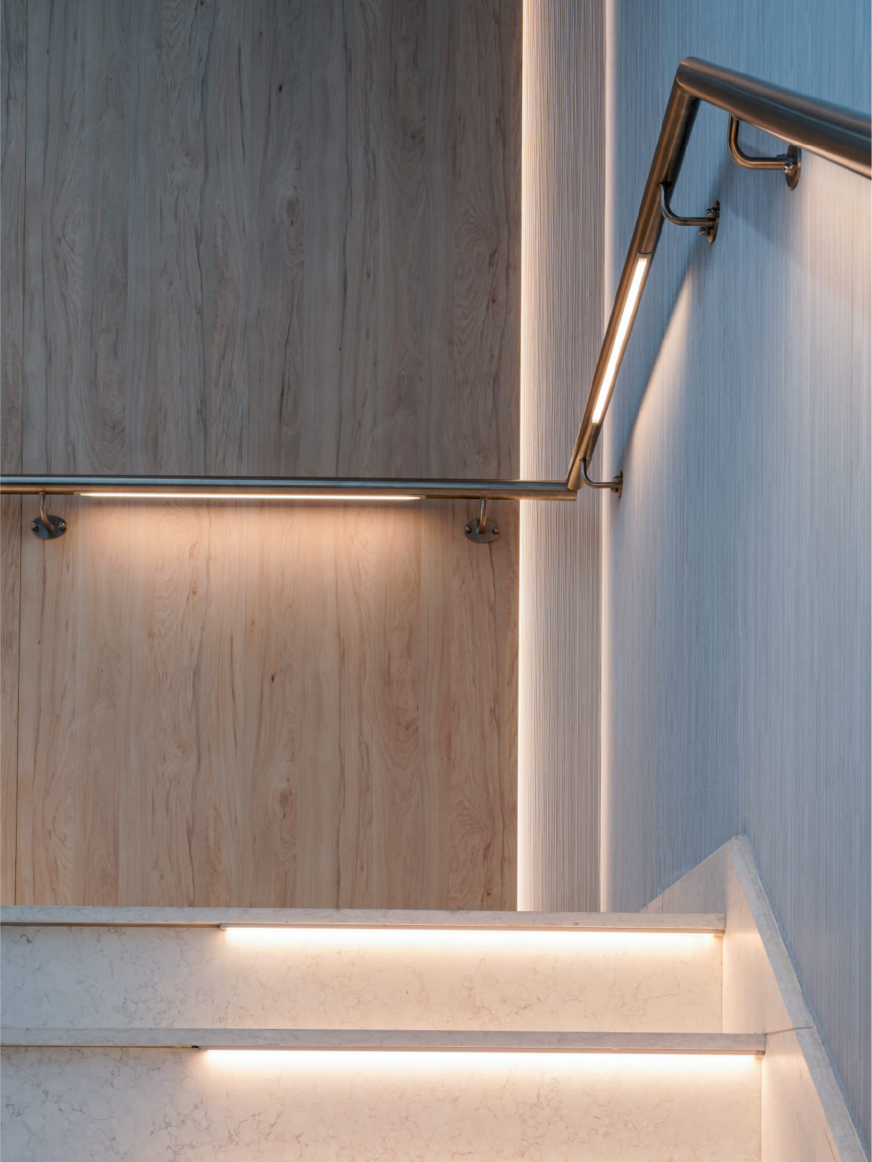light-that-guides-hidden-klus-solutions-for-passageways-and-stairs
